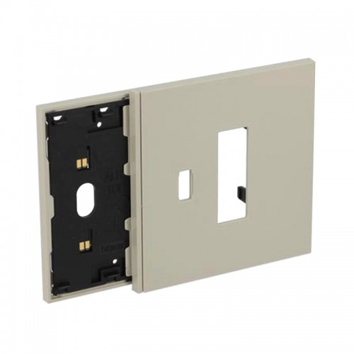 Bticino Living Now elektrifizierter Rahmen mit Steckdose und USB-Abdeckung sandfarbig KM8103M10C Bticino Living Now elektrifizierter Rahmen mit Steckdose und USB-Abdeckung sandfarbig KM8103M10C