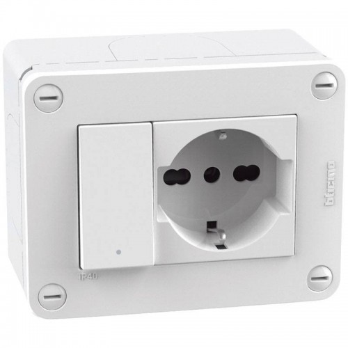 Bticino MatixGO Box 3 Module IP40 mit Schalter und Schuko-Steckdose weiß 28403W2 Bticino MatixGO Box 3 Module IP40 mit Schalter und Schuko-Steckdose weiß 28403W2